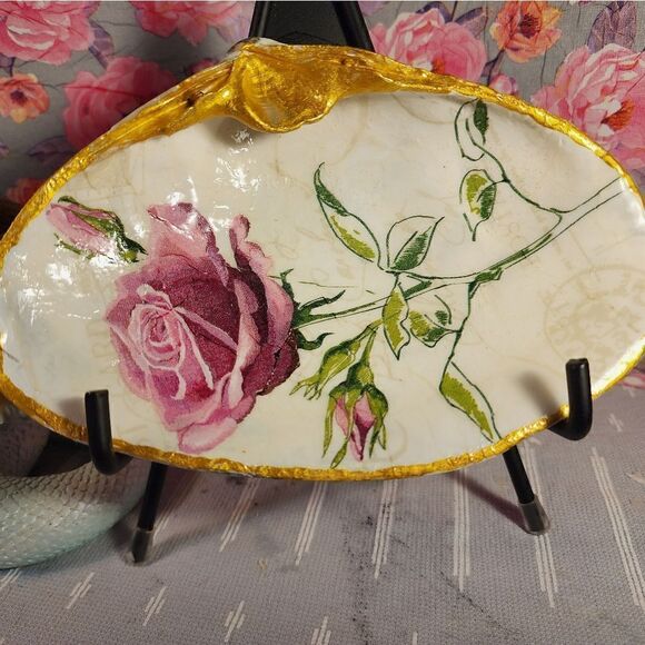 DECOUPAGE CLAM SHELL DECOUPAGE PINK ROSE 🌹 ON A CLAM SHELL TRINKET DISH - Picture 1 of 10
